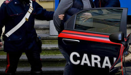 Avevano in casa un deposito di armi, manette per madre e figlia