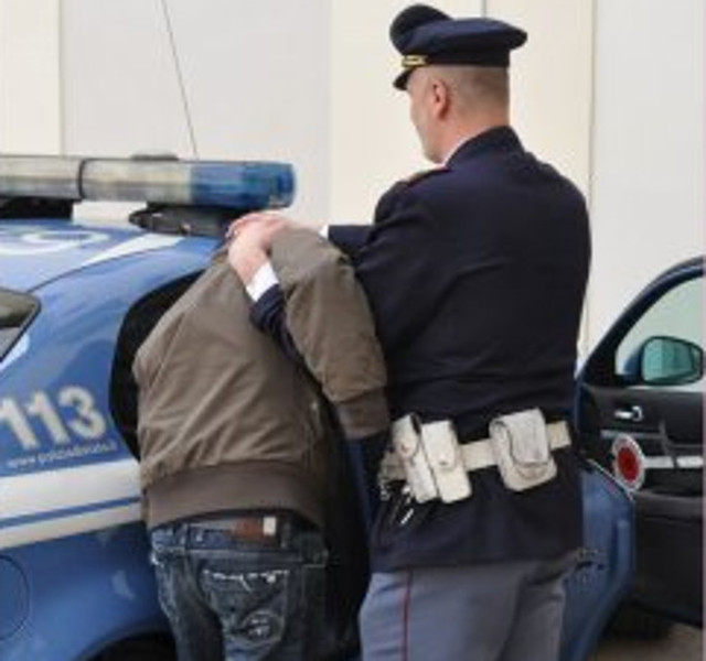 Bologna, molesta una vigilante: arrestato un portiere degli uffici del servizio Patrimonio della Regione