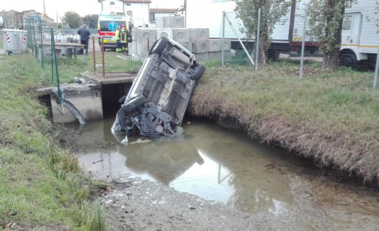 Correggio (Reggio Emilia), tragico incidente stradale: auto finisce in un canale, morto un 21enne e feriti altri quattro giovani