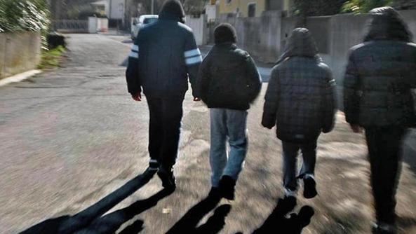 Napoli, una baby gang insulta e minaccia due donne e sette bimbi rom appena usciti da un cinema