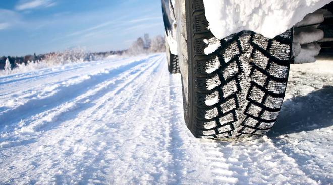 Auto: finisce oggi l’obbligo di circolare con i pneumatici invernali