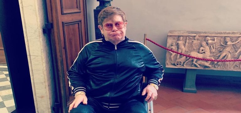 Firenze: visita di prestigio agli Uffizi: la rockstar Elton John: “Uno dei musei più belli del mondo”