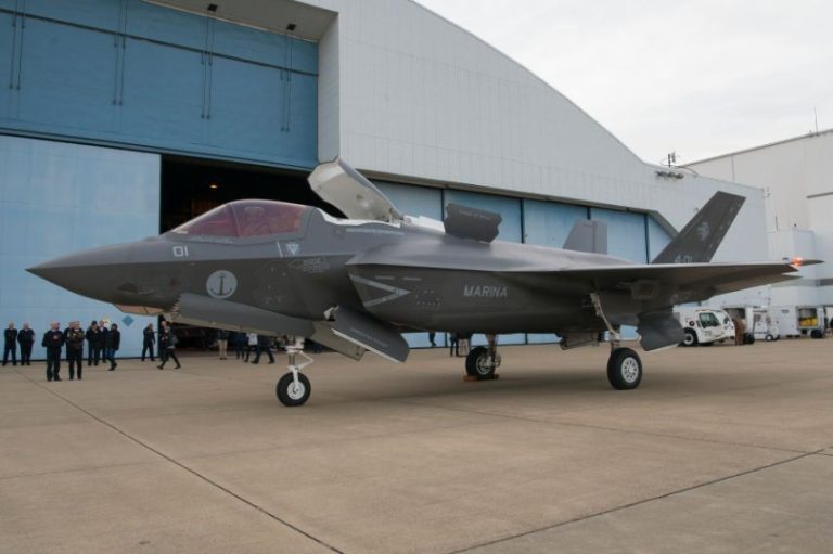 Il super caccia F-35: è ‘scontro’ tra Aeronautica e Marina su chi debba schierarlo