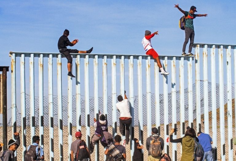 Usa, il ministro della Difesa inviati altri 320 militari al confine con il Messico