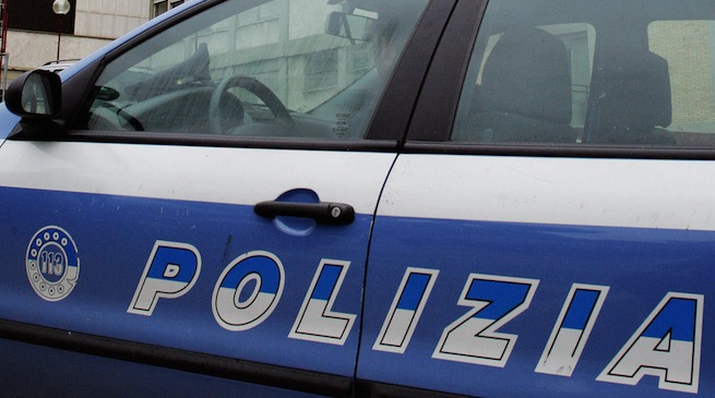 Roma, tentano di sfuggire a poliziotti e lanciano stupefacente in esercizio commerciale: due arrestati