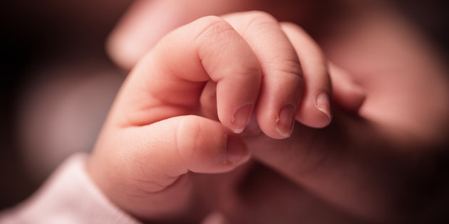 Grecia, nato un bambino con tre genitori biologici: è il primo caso in Europa