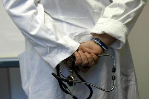 Pavia, falso medico ha visitato pazienti per trent’anni: denunciato dai carabinieri