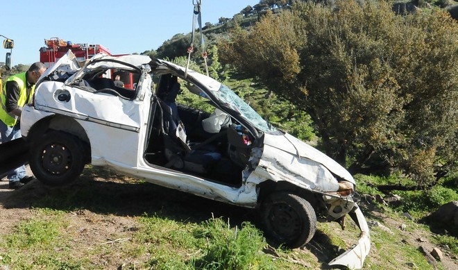 Nuoro, auto sbanda e finisce in una scarpata: un morto e un ferito