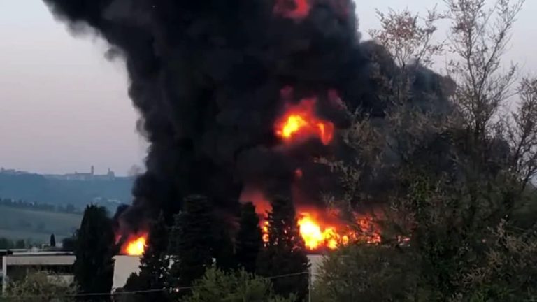 Castelfidardo (Ancona), incendio in uno stabilimento di articoli di plastica