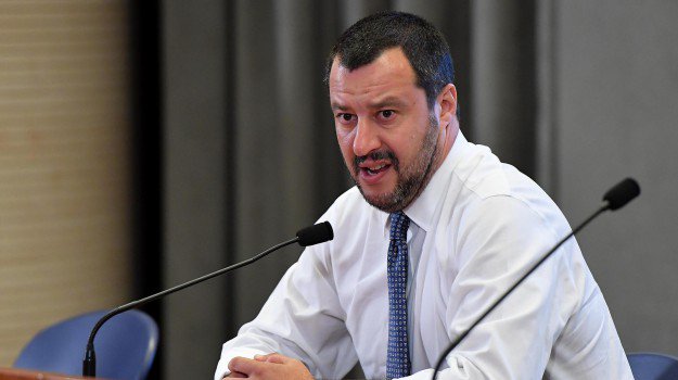 Il vicepremier Salvini: “Abbasseremo le tasse ma non possiamo fare miracoli” 