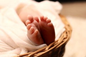 Rosolina Mare (Rovigo), neonato abbandonato nel cimitero: ricoverato all’ospedale di Adria, è grave