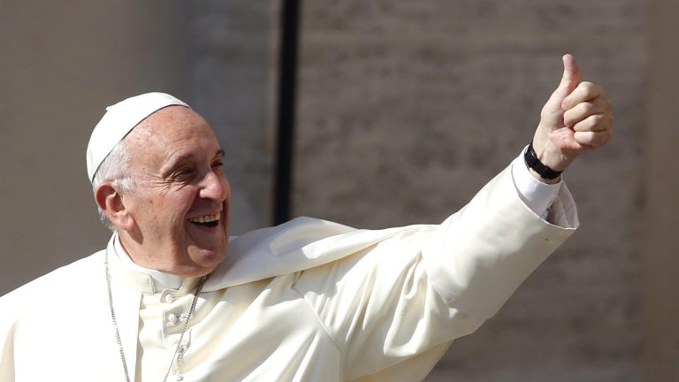 Papa Francesco agli studenti: “Non abbiate paura del silenzio, di scrivere un diario. Liberatevi dalla dipendenza del telefonino”