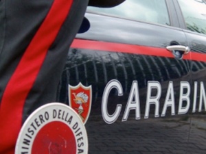 Roma, cerca di fuggire a controllo carabinieri, ma corsa finisce contro transenne: 19enne in manette, caccia a complici 