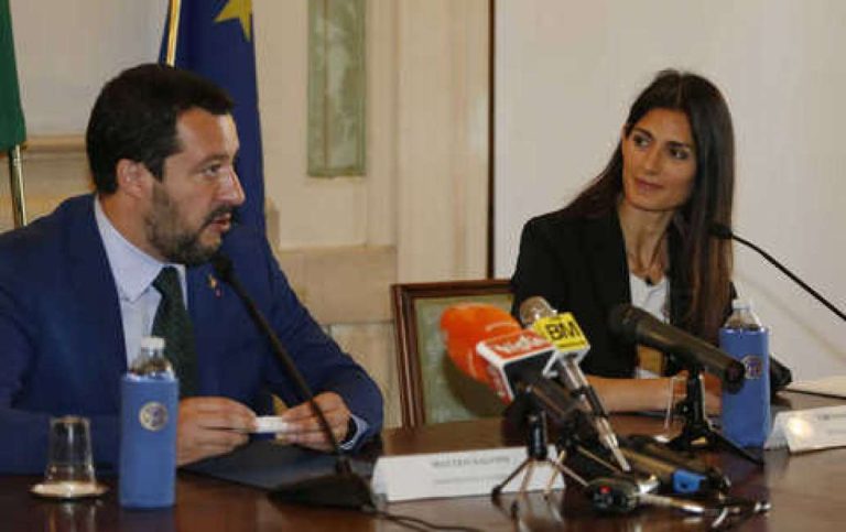 Salvini torna ad attaccare la Sindaca Raggi sui rifiuti. La prima cittadina gli risponde: “Abbiamo le spalle larghe”