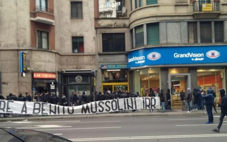 Milano, striscione inneggiante a Mussolini: indagati otto ultrà della Lazio