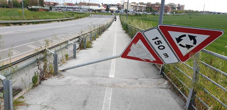 Vandali in azione sul cavalcaferrovia