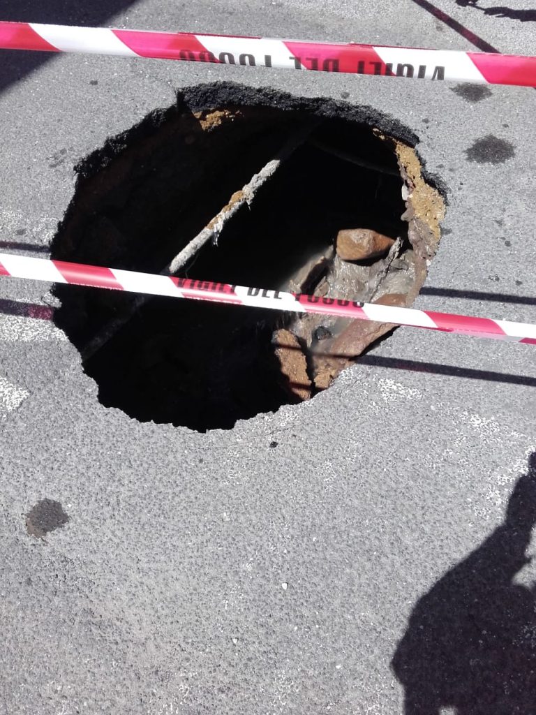 All’improvviso si spalanca l’asfalto in via Istria
