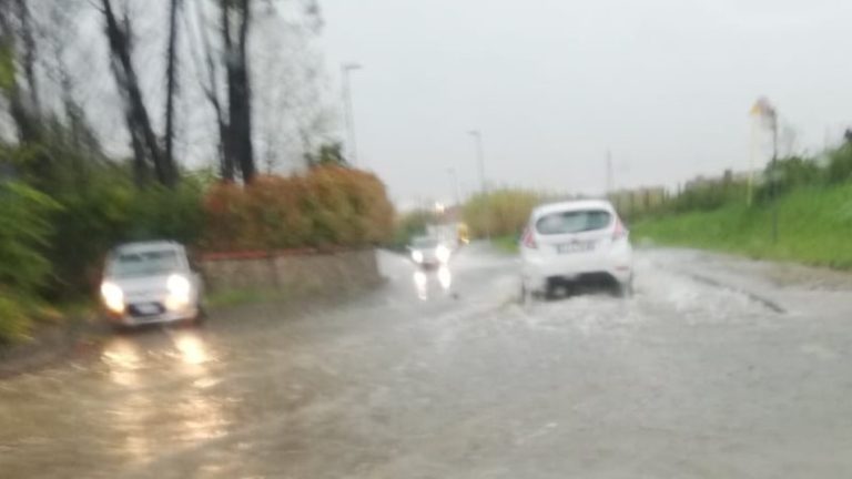 La Spezia, agenti di polizia salvano un bimbo di cinque anni  che era rimasto bloccato in auto in un sottopassaggio