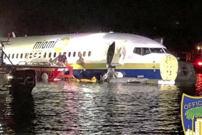 Boeing finisce l’atterraggio in un fiume. Tutti salvi i passeggeri