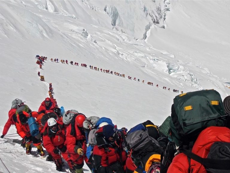 Everest, cima troppo affollata: sette le vittime per assideramento