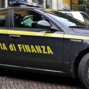 Napoli, associazione a delinquere e favoreggiamento dell’immigrazione clandestina: sette in manette tra cui un ex ispettore di polizia