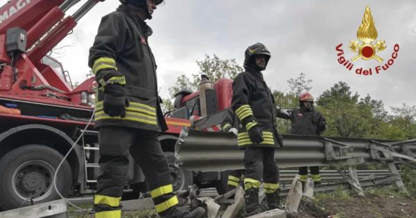 Siena, si ribalta un bus turistico sul raccordo autostradale: morta la guida del gruppo. Ferite trenta persone