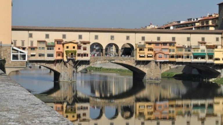 Firenze, studente imbratta un muro di Ponte Vecchio: denunciato dalla Municipale