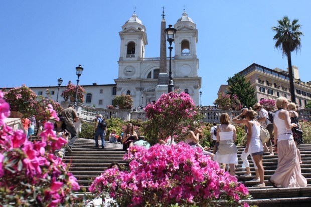 Roma, sulla scalinata di Piazza di Spagna ‘fioriscono’ le azalee 