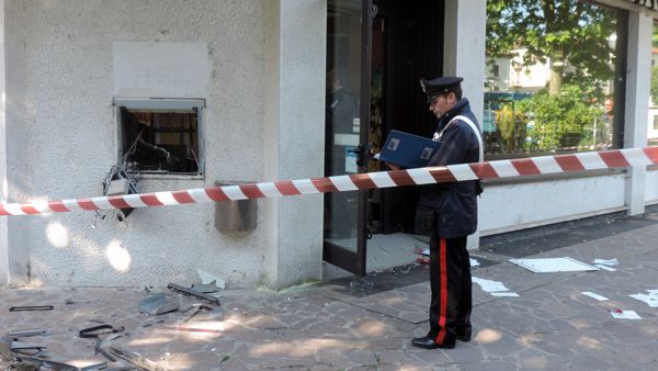 Bologna, scassinatori di bancomat: arrestato 29enne componente di una gang specializzata in furti a sportelli bancari