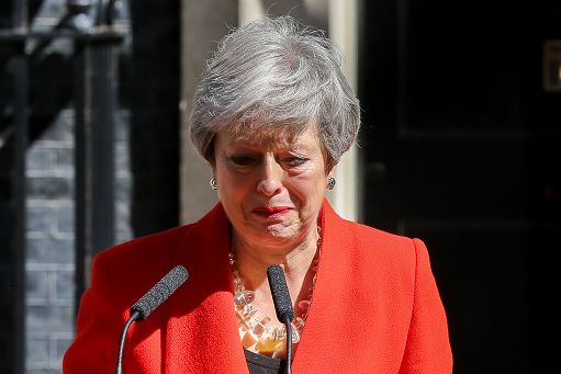 Brexit, la resa in lacrime di Theresa May: “Mi dimetto il 7 giugno”