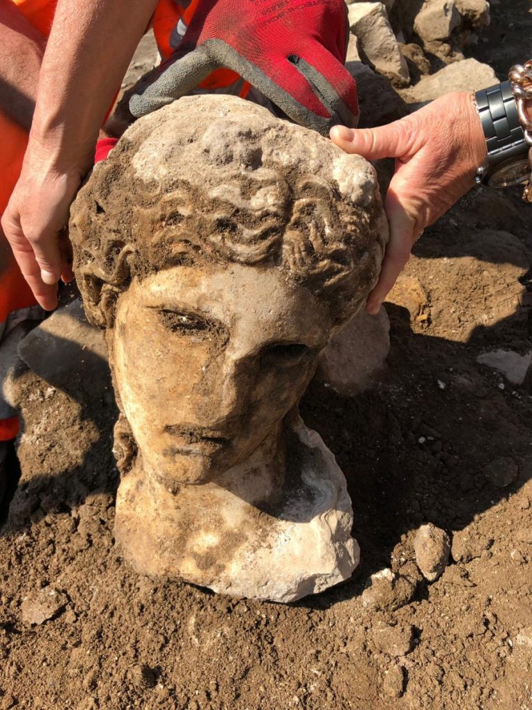 Roma, rinvenuta una statua di marmo di età imperiale durante gli scavi in via Alessandrina