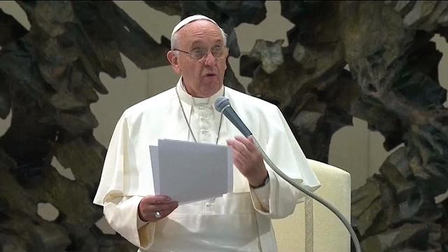 Il Papa fa appello alla stampa estera accreditata a Roma: “Usare la parola come il chirurgo usa il bisturi”