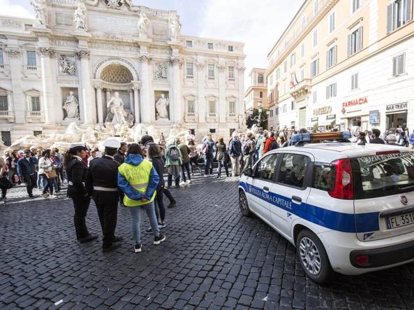 Fontana di Trevi: Polizia Locale arresta ladro di monetine