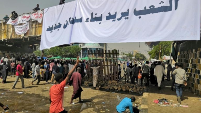Sudan, sospesi per tre giorni i negoziati tra la giunta militare e l’opposizione