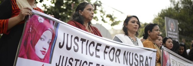 Bangladesh, condannate 16 persone per aver bruciato viva una ragazza di 19 anni