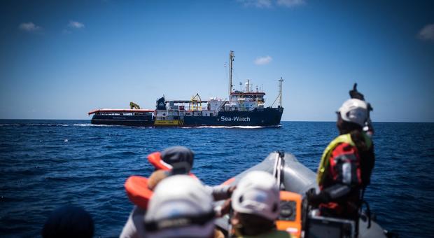 Lampedusa, è arrivata al limite delle acque territoriali la nave Sea Watch 3 con 65 migranti a bordo