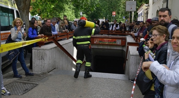 Cade sui binari e viene travolta dal convoglio della metro alla stazione Lepanto, giovane donna muore. Inchiesta della Procura di Roma