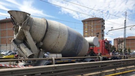Via Casilina, betoniera travolge venti auto: ferite quattro persone