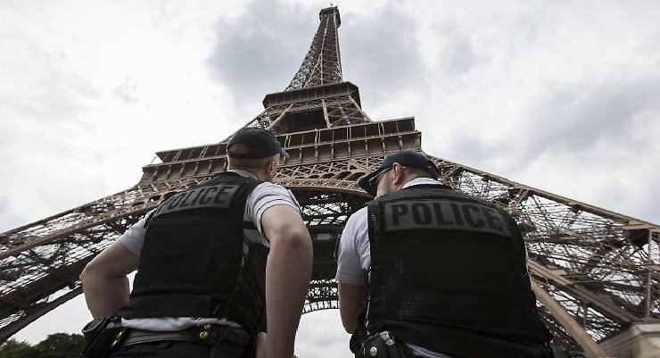 Parigi, momenti di paura per un uomo che voleva gettarsi dalla Torre Eiffel: è stato bloccato dalla polizia