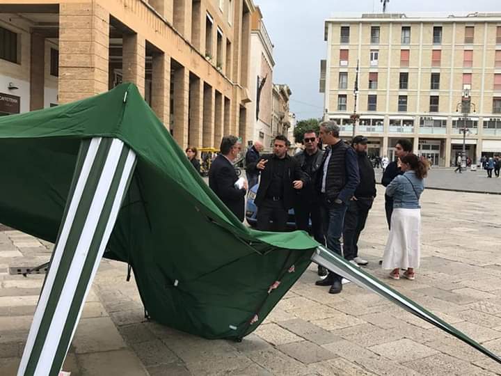 Lecce, identificati gli autori dell’assato al gazebo della Lega in piazza Sant’Oronzo