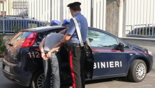 Vetto (Reggio Emilia), minaccia la vicina di casa e poi aggredisce i carabinieri: arrestato un 70enne