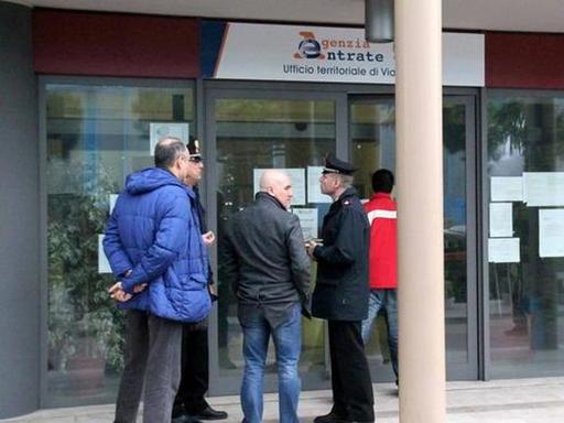 Viareggio, 48enne si toglie la vita davanti la sede dell’Agenzia delle Entrate