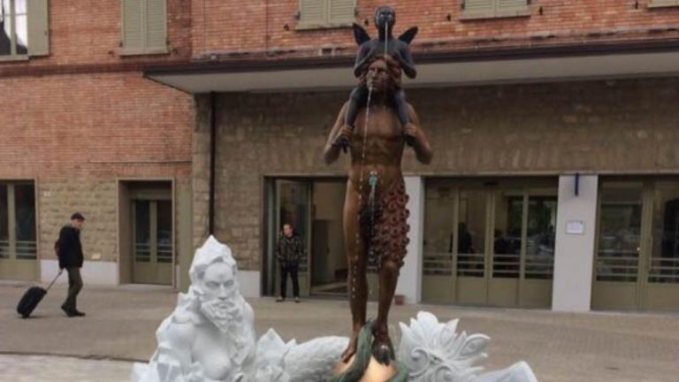 Bologna, imbrattata con letame la fontana scolpita da Luigi Ontani