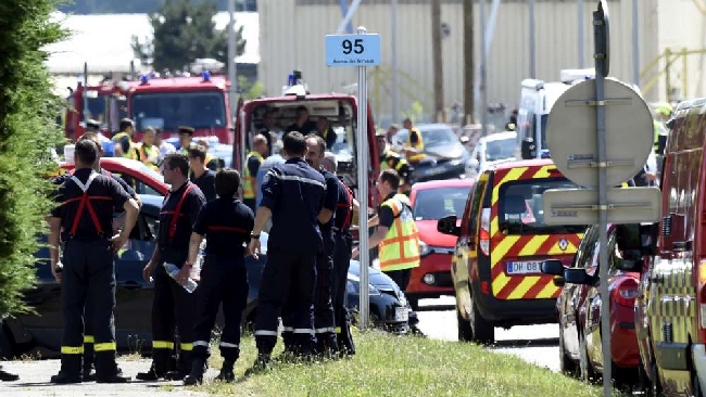 Lione, attentato esplosivo: ferite otto persone da chiodi e bulloni. Il presidente Macron: “E’ un attacco”