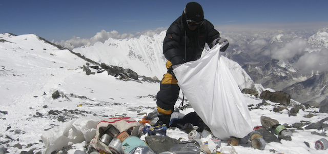 Ambiente, rimosse tre tonnellate dei rifiuti sull’Everest