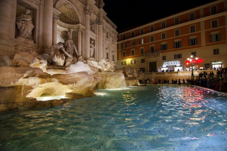 Roma, operazione anti degrado a Piazza Venezia e Fontana di Trevi: 14 persone multate, una denunciata