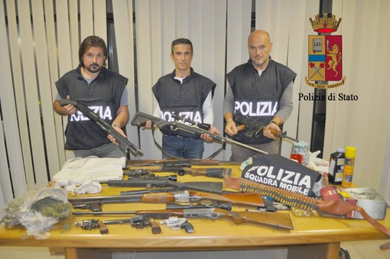 Ragusa, la polizia sequestra un arsenale di armi da guerra a Vittoria: due persone in manette