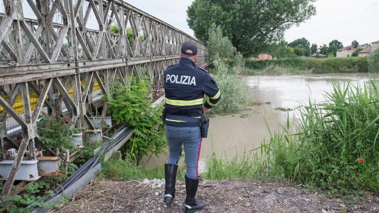Maltempo, allerta rossa in Emilia Romagna: chiusi tutti i ponti sul fiume Secchia