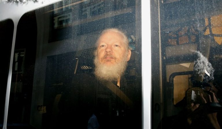Usa, gli Stati Uniti incriminano per 18 capi d’accusa Julian Assange