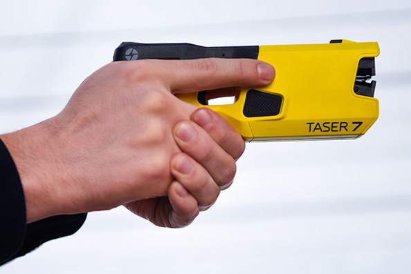 Criminalità, la pistola elettrica Taser sarà in dotazione a tutte le forze di polizia